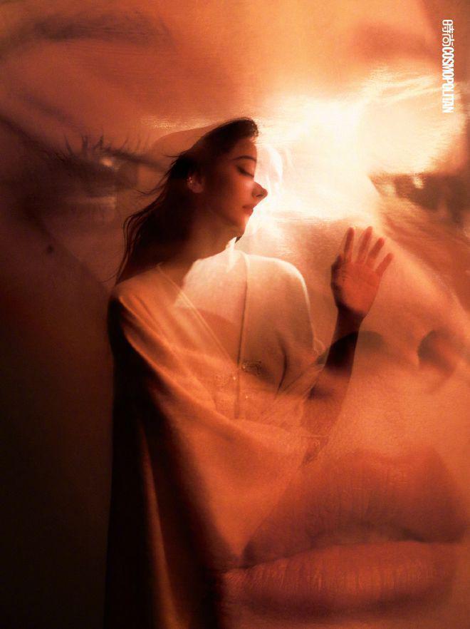 迪丽热巴再登杂志封面，眼神魅惑长腿撩人，造型百变甜如初恋