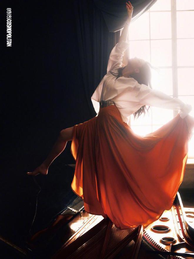 迪丽热巴再登杂志封面，眼神魅惑长腿撩人，造型百变甜如初恋