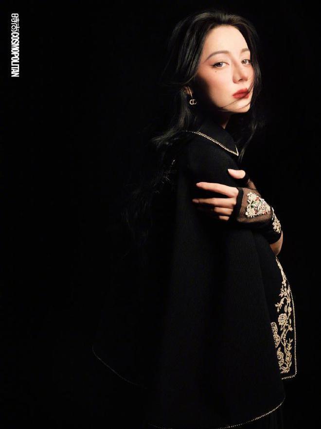 迪丽热巴再登杂志封面，眼神魅惑长腿撩人，造型百变甜如初恋