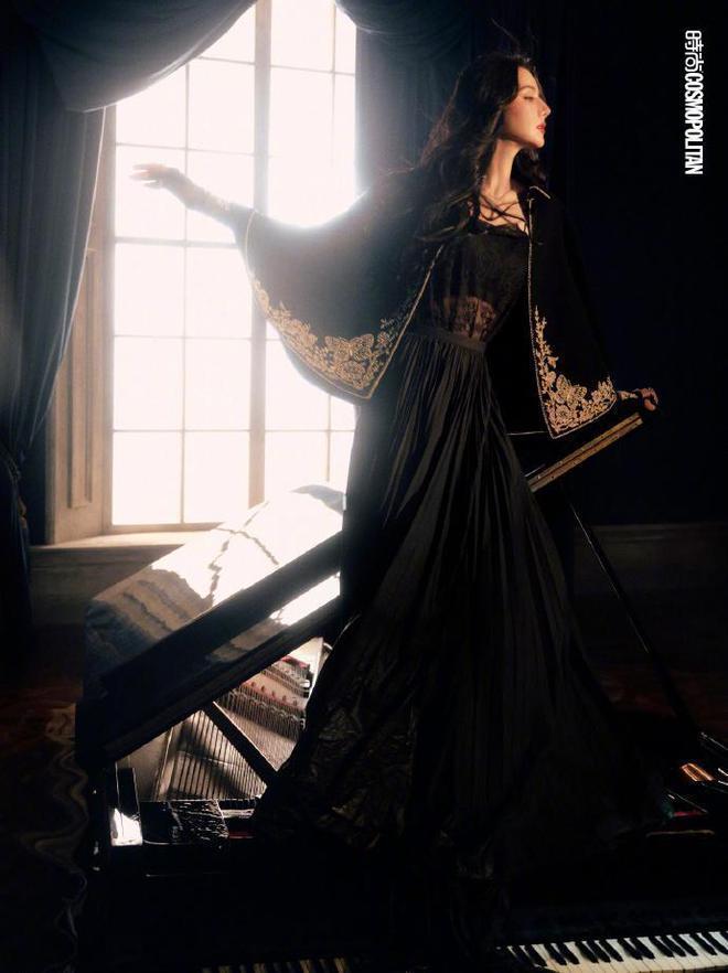 迪丽热巴再登杂志封面，眼神魅惑长腿撩人，造型百变甜如初恋