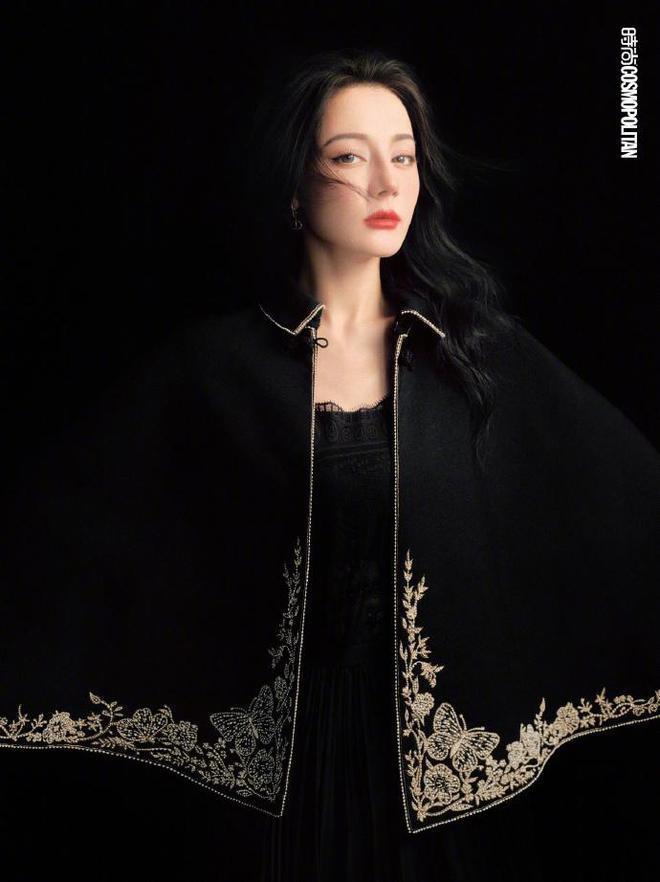 迪丽热巴再登杂志封面，眼神魅惑长腿撩人，造型百变甜如初恋