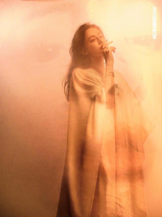 迪丽热巴再登杂志封面，眼神魅惑长腿撩人，造型百变甜如初恋