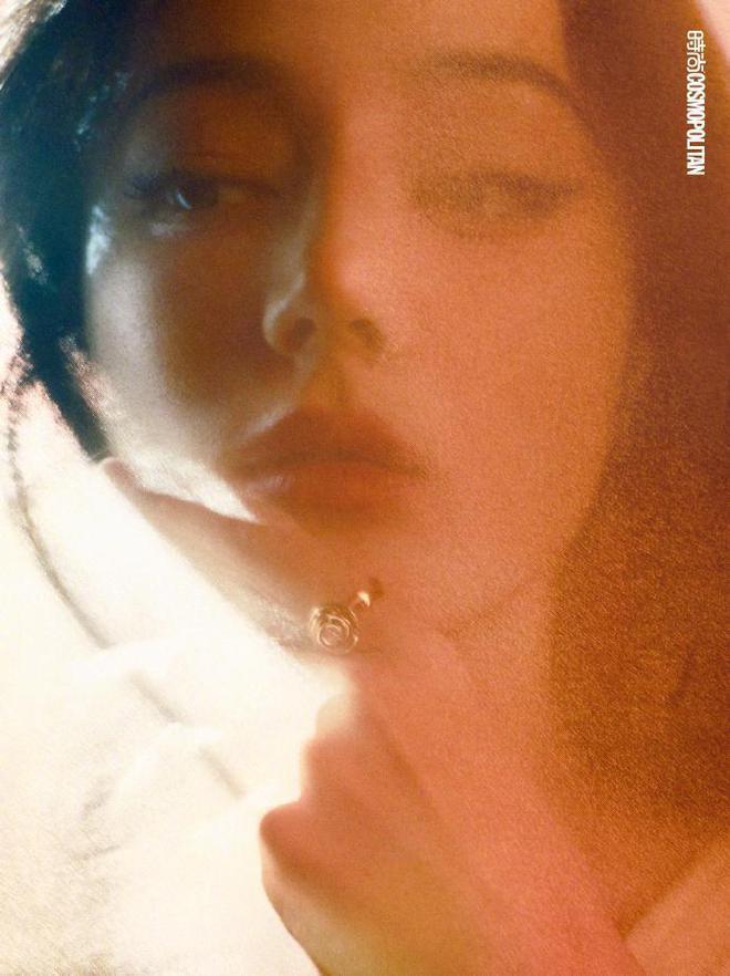 迪丽热巴再登杂志封面，眼神魅惑长腿撩人，造型百变甜如初恋