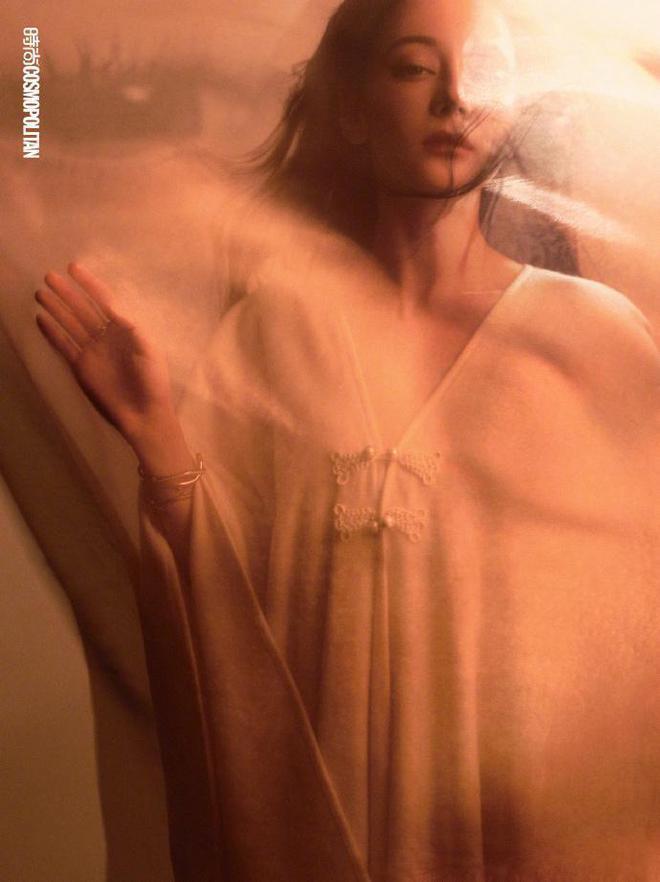 迪丽热巴再登杂志封面，眼神魅惑长腿撩人，造型百变甜如初恋