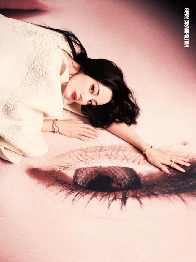 迪丽热巴再登杂志封面，眼神魅惑长腿撩人，造型百变甜如初恋