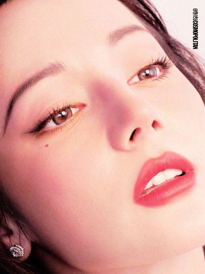 迪丽热巴再登杂志封面，眼神魅惑长腿撩人，造型百变甜如初恋