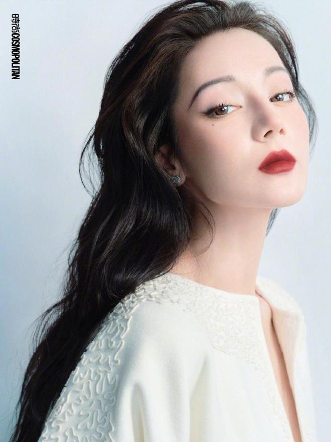 迪丽热巴再登杂志封面，眼神魅惑长腿撩人，造型百变甜如初恋