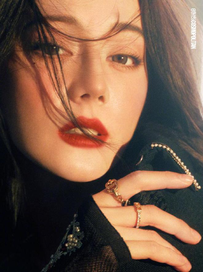 迪丽热巴再登杂志封面，眼神魅惑长腿撩人，造型百变甜如初恋