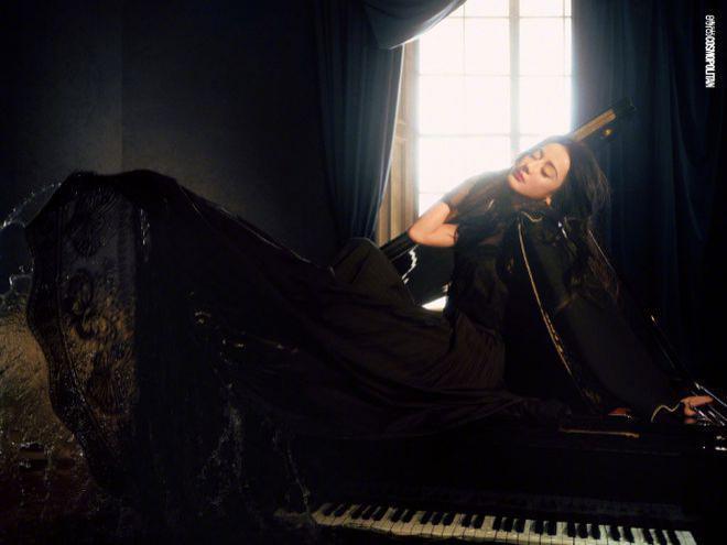 迪丽热巴再登杂志封面，眼神魅惑长腿撩人，造型百变甜如初恋