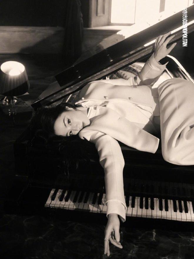 迪丽热巴再登杂志封面，眼神魅惑长腿撩人，造型百变甜如初恋