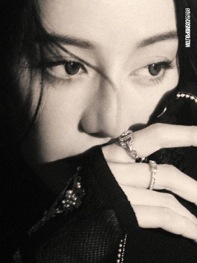 迪丽热巴再登杂志封面，眼神魅惑长腿撩人，造型百变甜如初恋