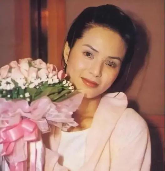 官宣离婚！拼命打工还债，老公住夜店不回家！