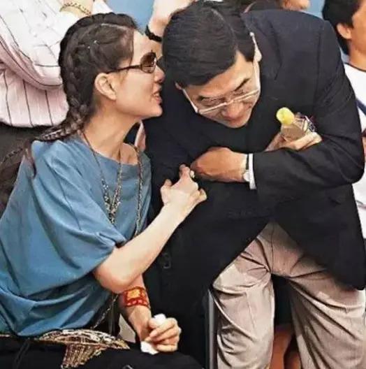 官宣离婚！拼命打工还债，老公住夜店不回家！
