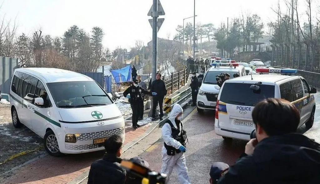 李善均去世现场：用塑料布包裹车子，法医现场取证查死因