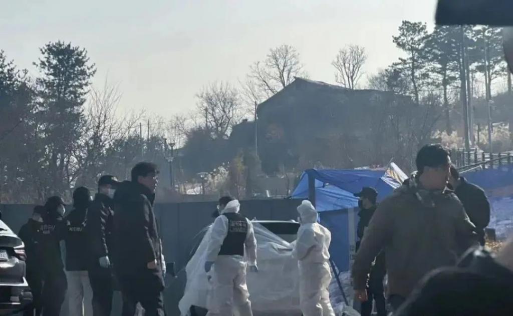 李善均去世现场：用塑料布包裹车子，法医现场取证查死因