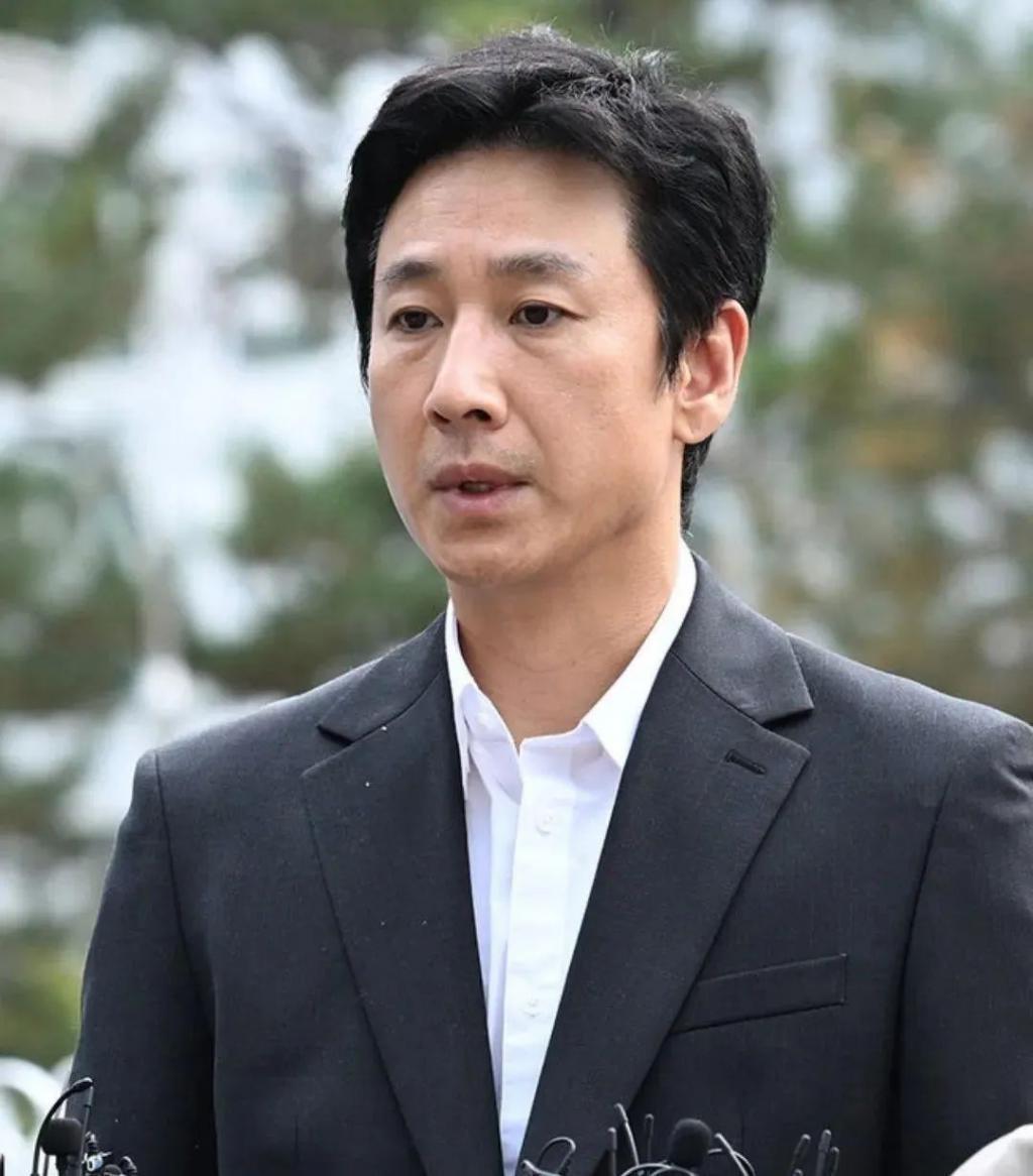 李善均去世现场：用塑料布包裹车子，法医现场取证查死因