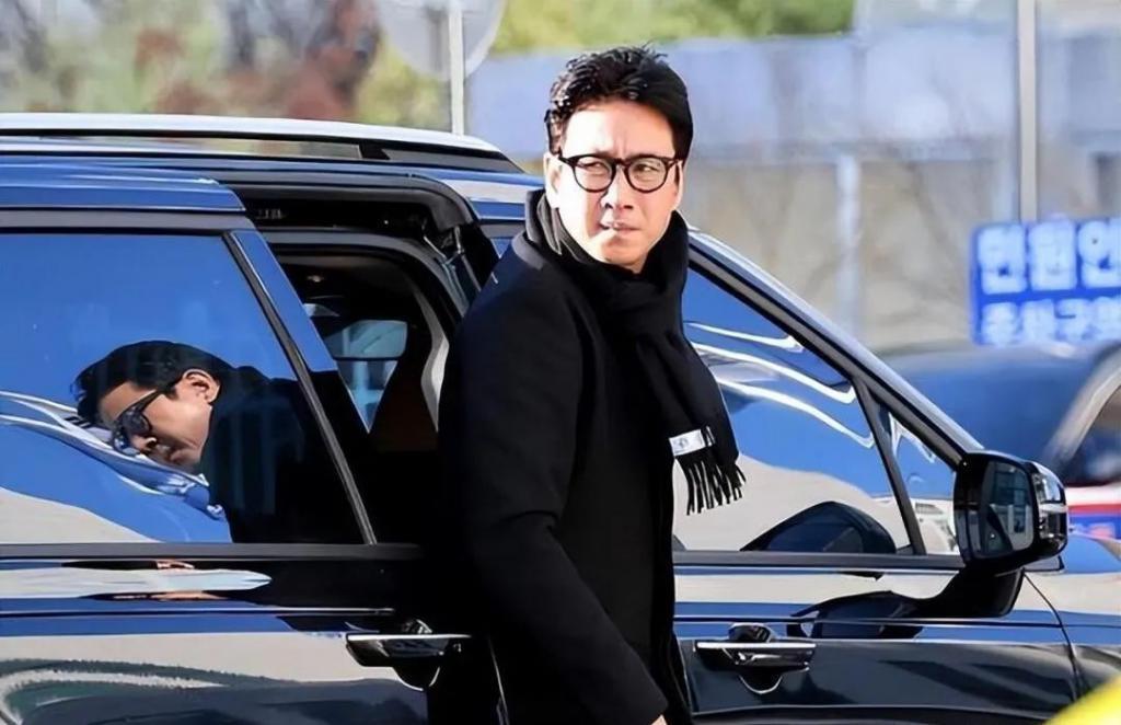 李善均去世现场：用塑料布包裹车子，法医现场取证查死因