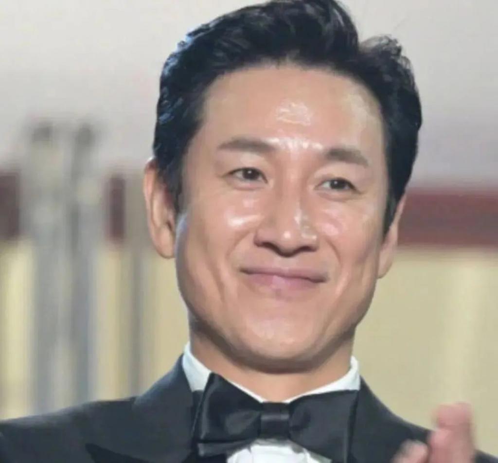 李善均去世现场：用塑料布包裹车子，法医现场取证查死因