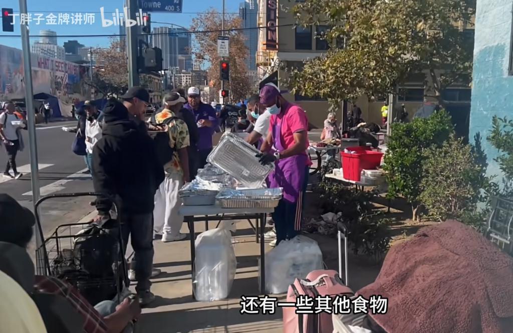 有一百万网友，每天都在看他要饭。