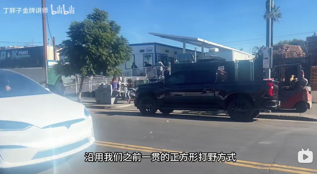 有一百万网友，每天都在看他要饭。