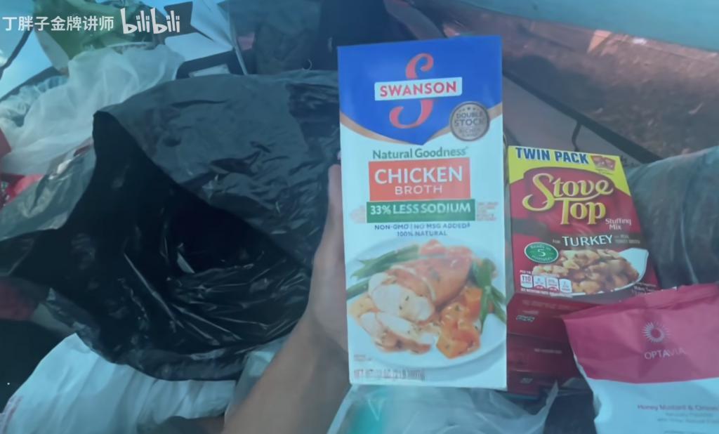 有一百万网友，每天都在看他要饭。