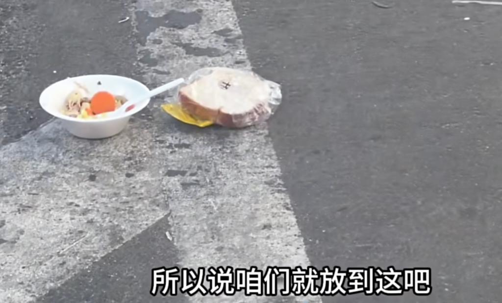 有一百万网友，每天都在看他要饭。