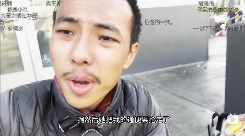 有一百万网友，每天都在看他要饭。