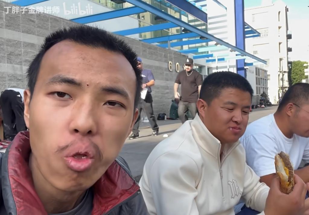 有一百万网友，每天都在看他要饭。