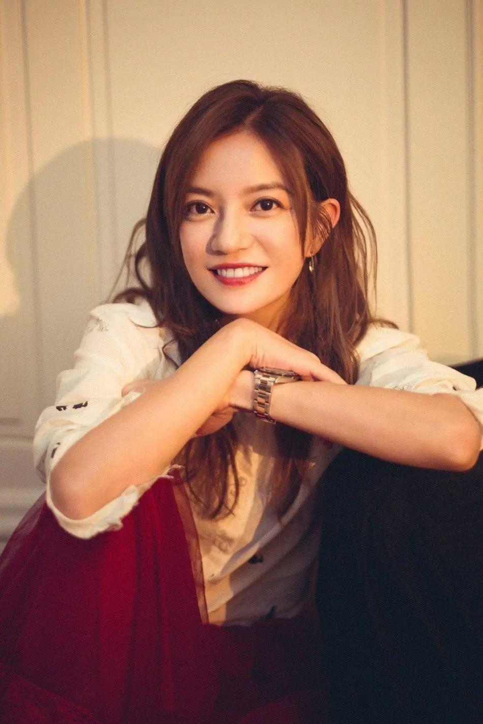 消失两年多后，再看赵薇如今的处境，47岁的她后悔了吗？