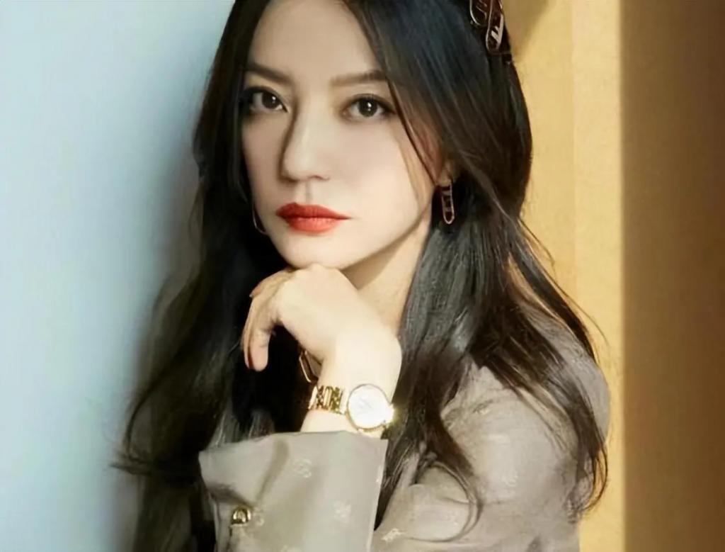 消失两年多后，再看赵薇如今的处境，47岁的她后悔了吗？