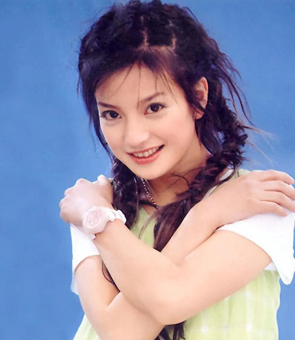 消失两年多后，再看赵薇如今的处境，47岁的她后悔了吗？