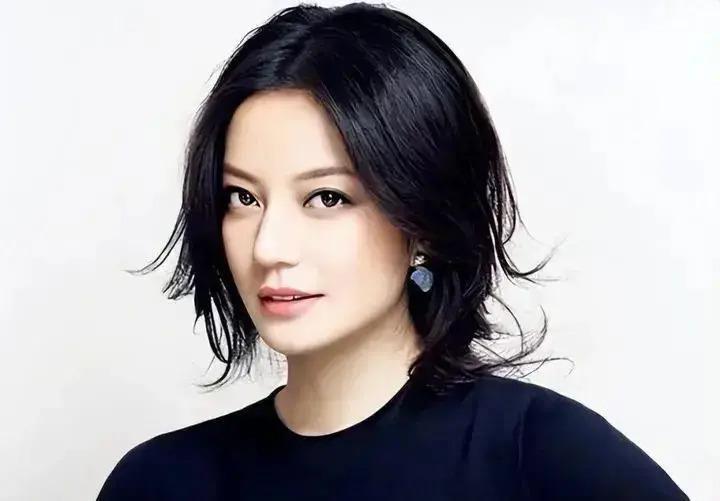 消失两年多后，再看赵薇如今的处境，47岁的她后悔了吗？
