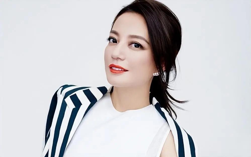 消失两年多后，再看赵薇如今的处境，47岁的她后悔了吗？