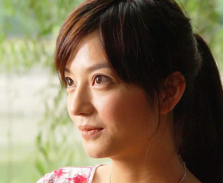 消失两年多后，再看赵薇如今的处境，47岁的她后悔了吗？