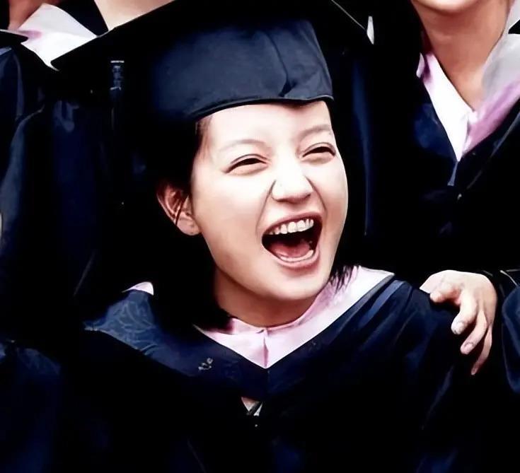 消失两年多后，再看赵薇如今的处境，47岁的她后悔了吗？