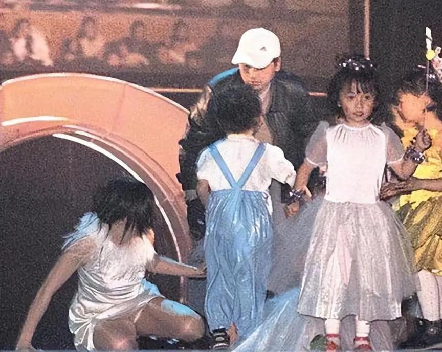 消失两年多后，再看赵薇如今的处境，47岁的她后悔了吗？