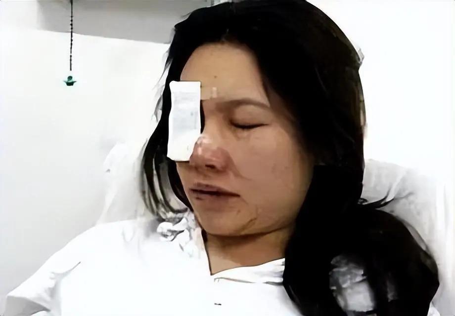 消失两年多后，再看赵薇如今的处境，47岁的她后悔了吗？