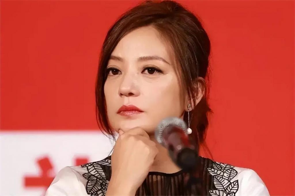 消失两年多后，再看赵薇如今的处境，47岁的她后悔了吗？