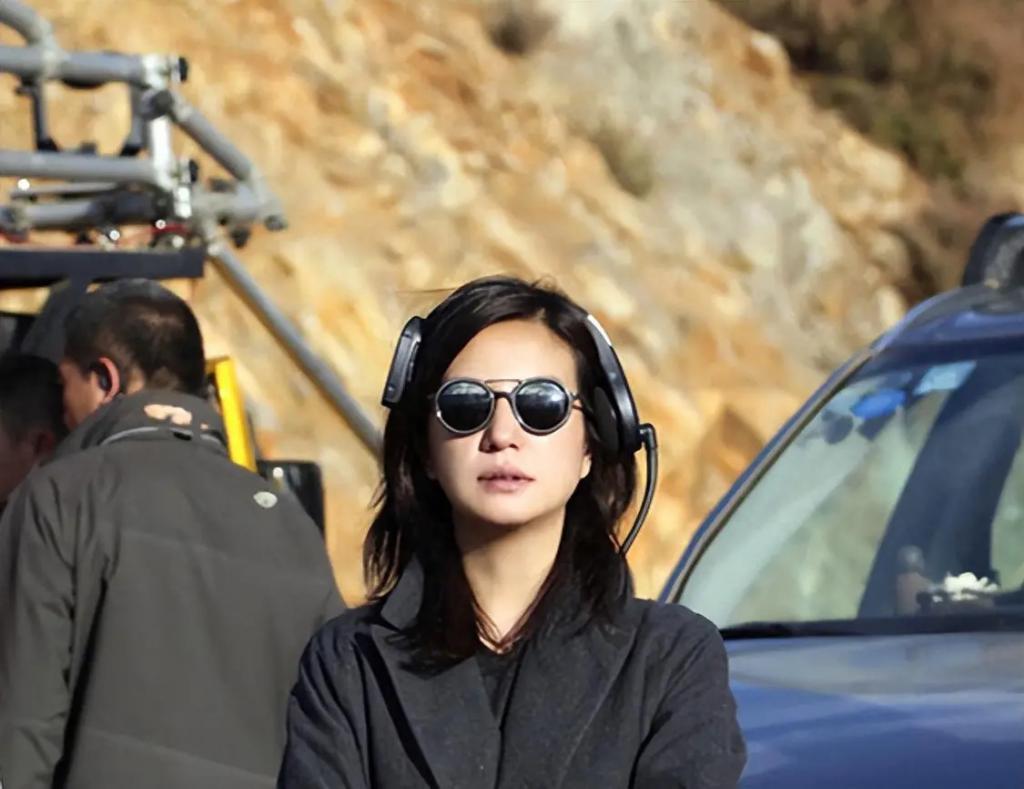 消失两年多后，再看赵薇如今的处境，47岁的她后悔了吗？