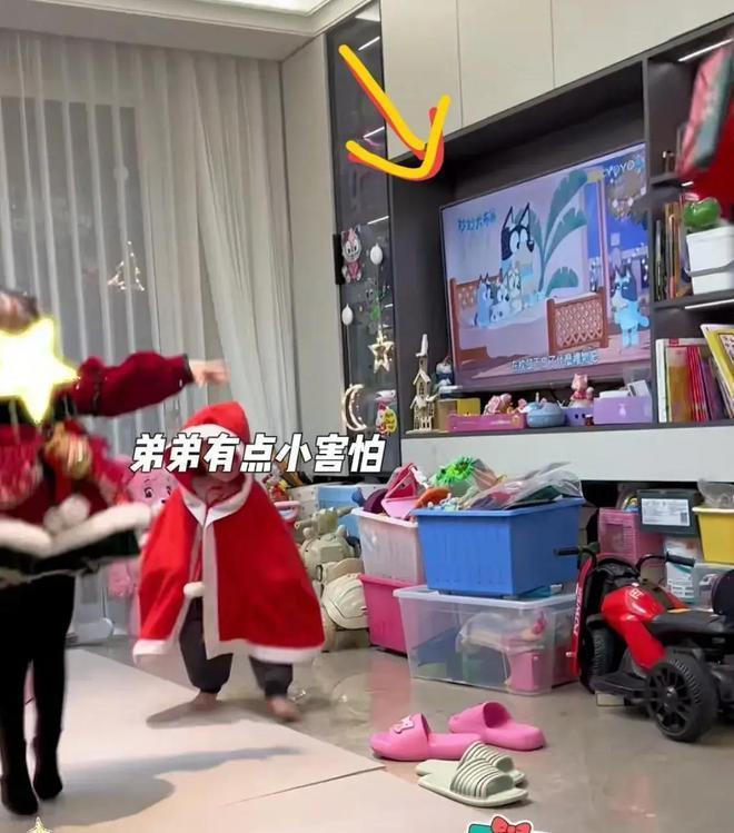 向佐曝光杭州豪宅，客厅凌乱拥挤，郭碧婷素颜出镜
