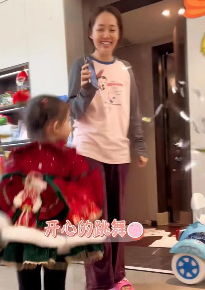 向佐曝光杭州豪宅，客厅凌乱拥挤，郭碧婷素颜出镜