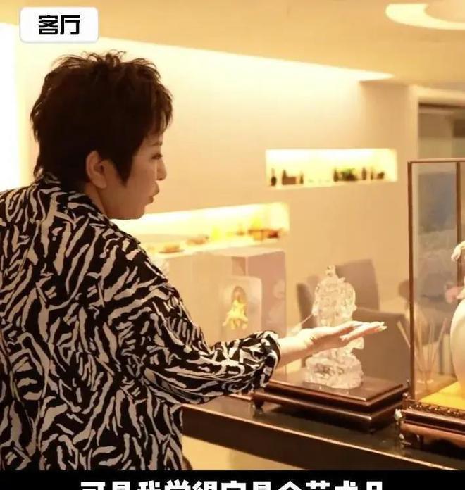 向佐曝光杭州豪宅，客厅凌乱拥挤，郭碧婷素颜出镜
