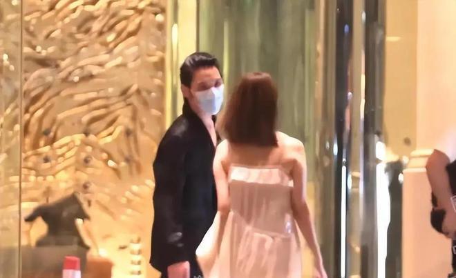 向佐曝光杭州豪宅，客厅凌乱拥挤，郭碧婷素颜出镜