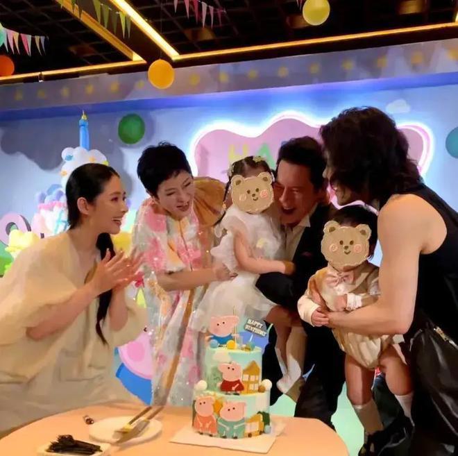 向佐曝光杭州豪宅，客厅凌乱拥挤，郭碧婷素颜出镜