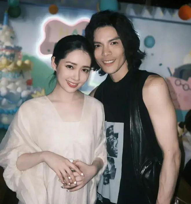 向佐曝光杭州豪宅，客厅凌乱拥挤，郭碧婷素颜出镜