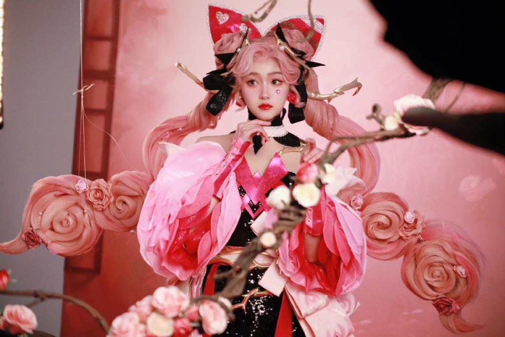 关晓彤COS游戏人物 粉发造型靓丽吸睛