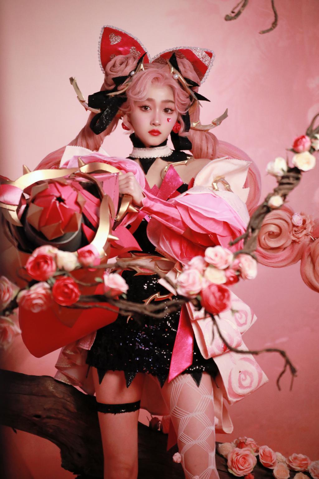 关晓彤COS游戏人物 粉发造型靓丽吸睛