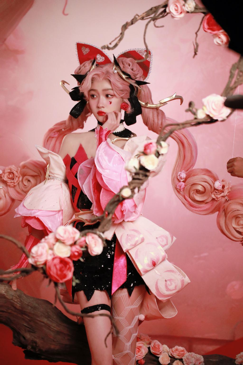 关晓彤COS游戏人物 粉发造型靓丽吸睛