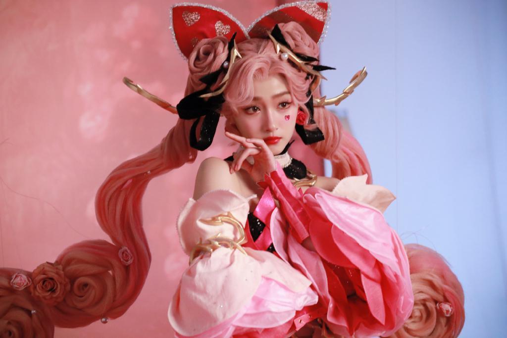 关晓彤COS游戏人物 粉发造型靓丽吸睛