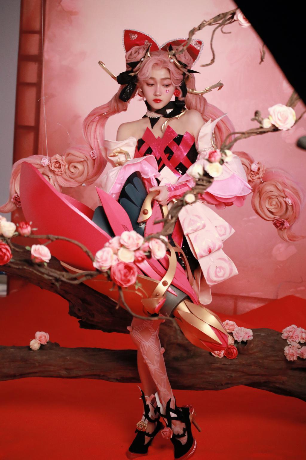 关晓彤COS游戏人物 粉发造型靓丽吸睛